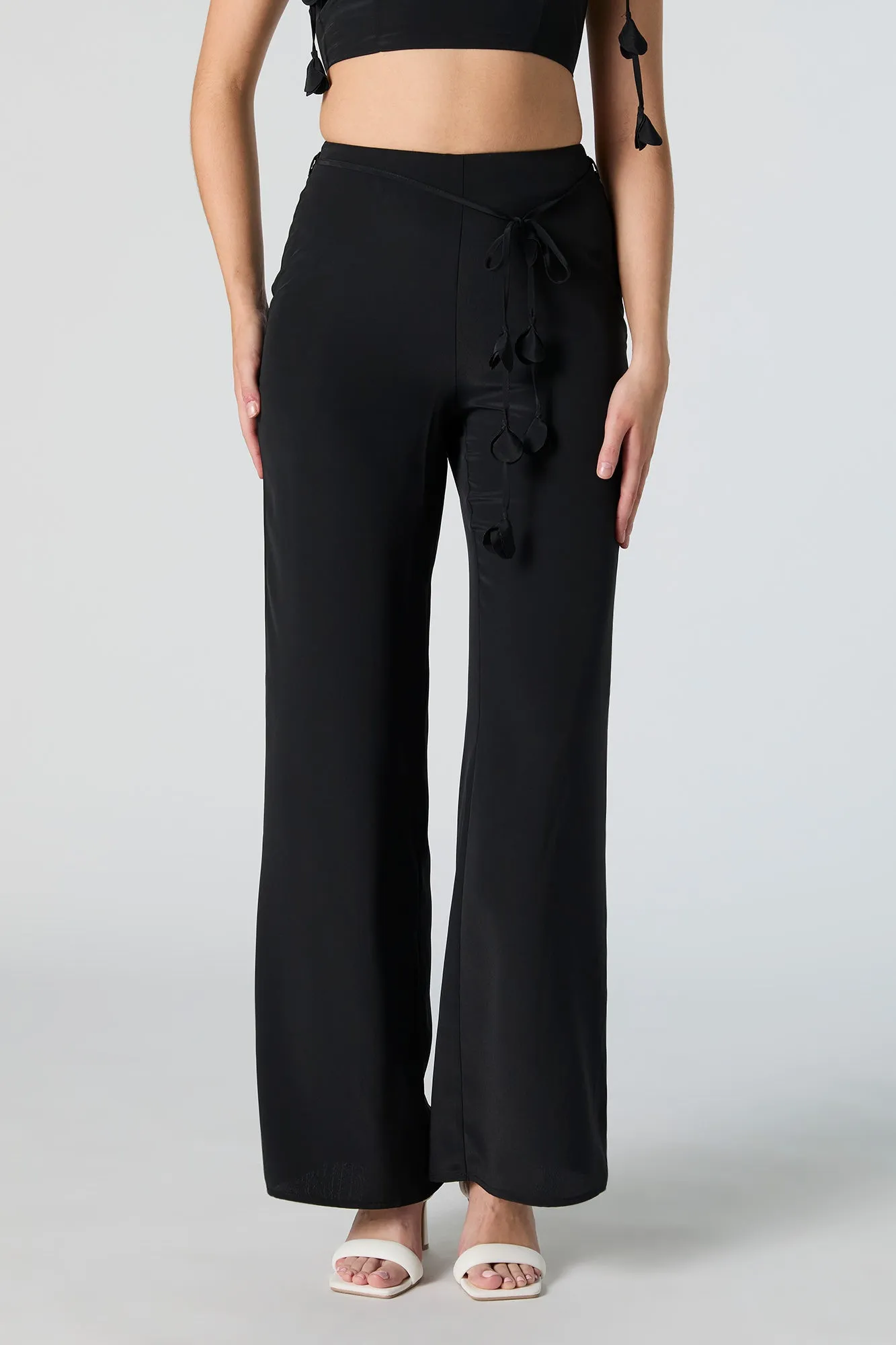 Pantalon palazzo garni d'un rang de pétales