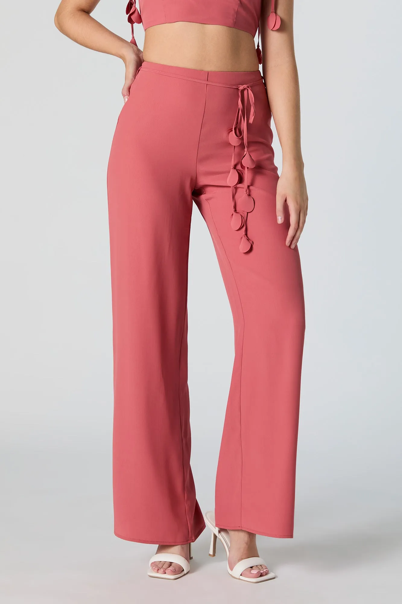 Pantalon palazzo garni d'un rang de pétales