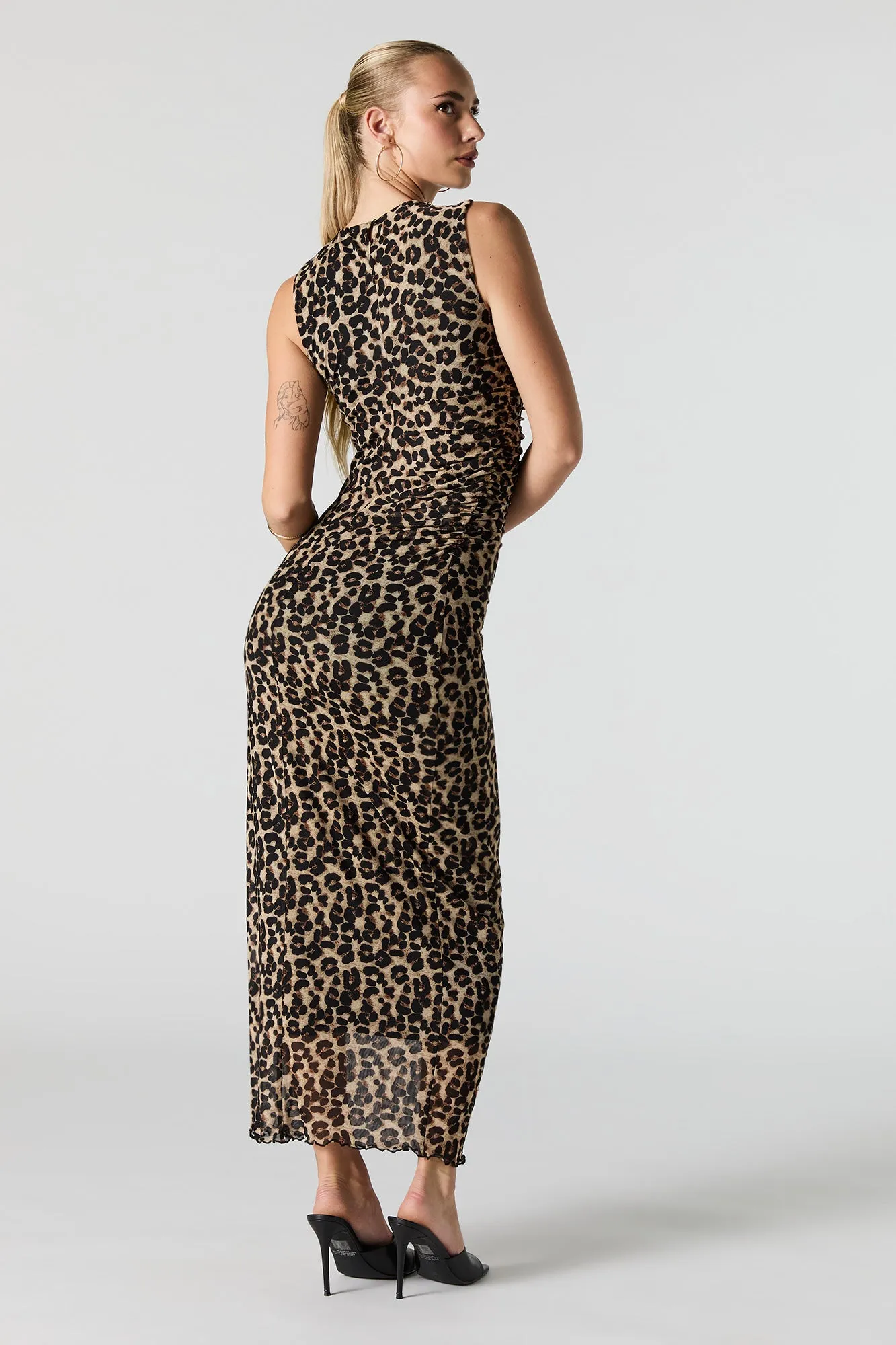 Robe maxi sans manches en filet imprimé avec col montant